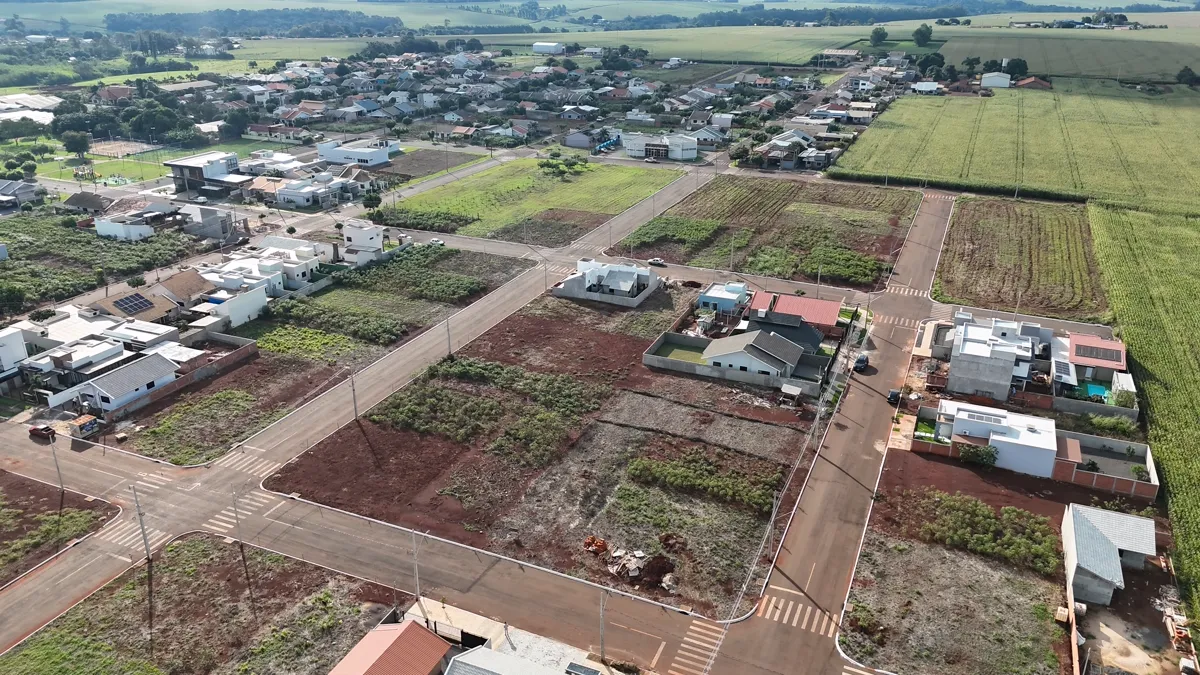Vista aérea de bairro em Maripá com casas prontas e terrenos vagos entre elas